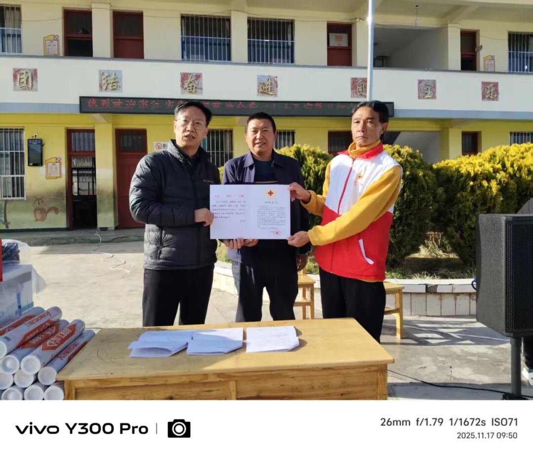 孩子们用舞蹈欢迎爱心代表