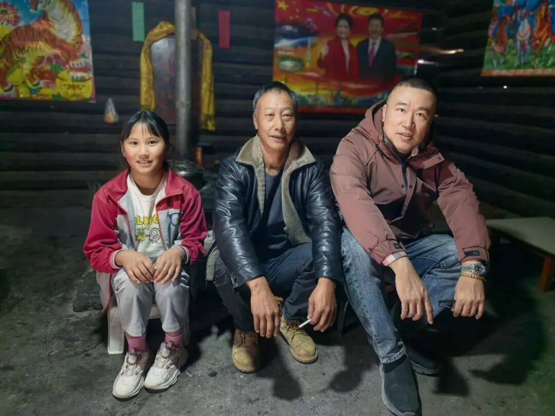 协会常务副会长郑国林与被捐赠孩子合影