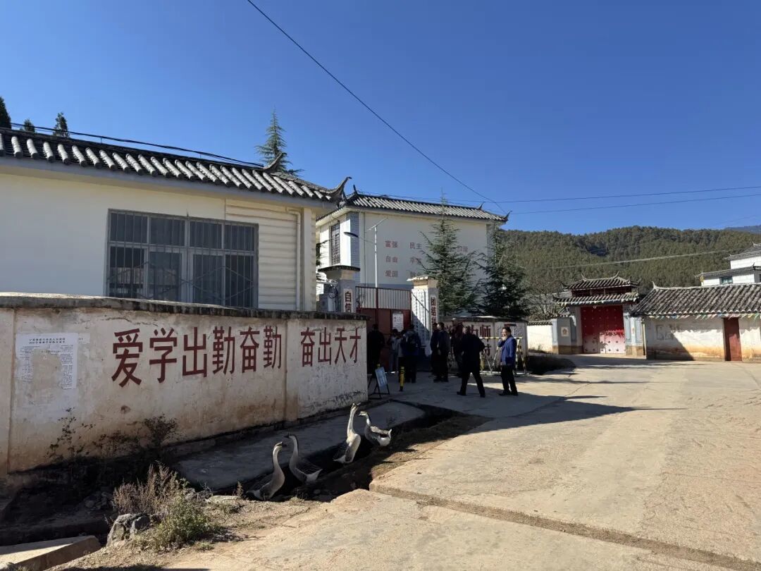 协会代表与学校师生合影