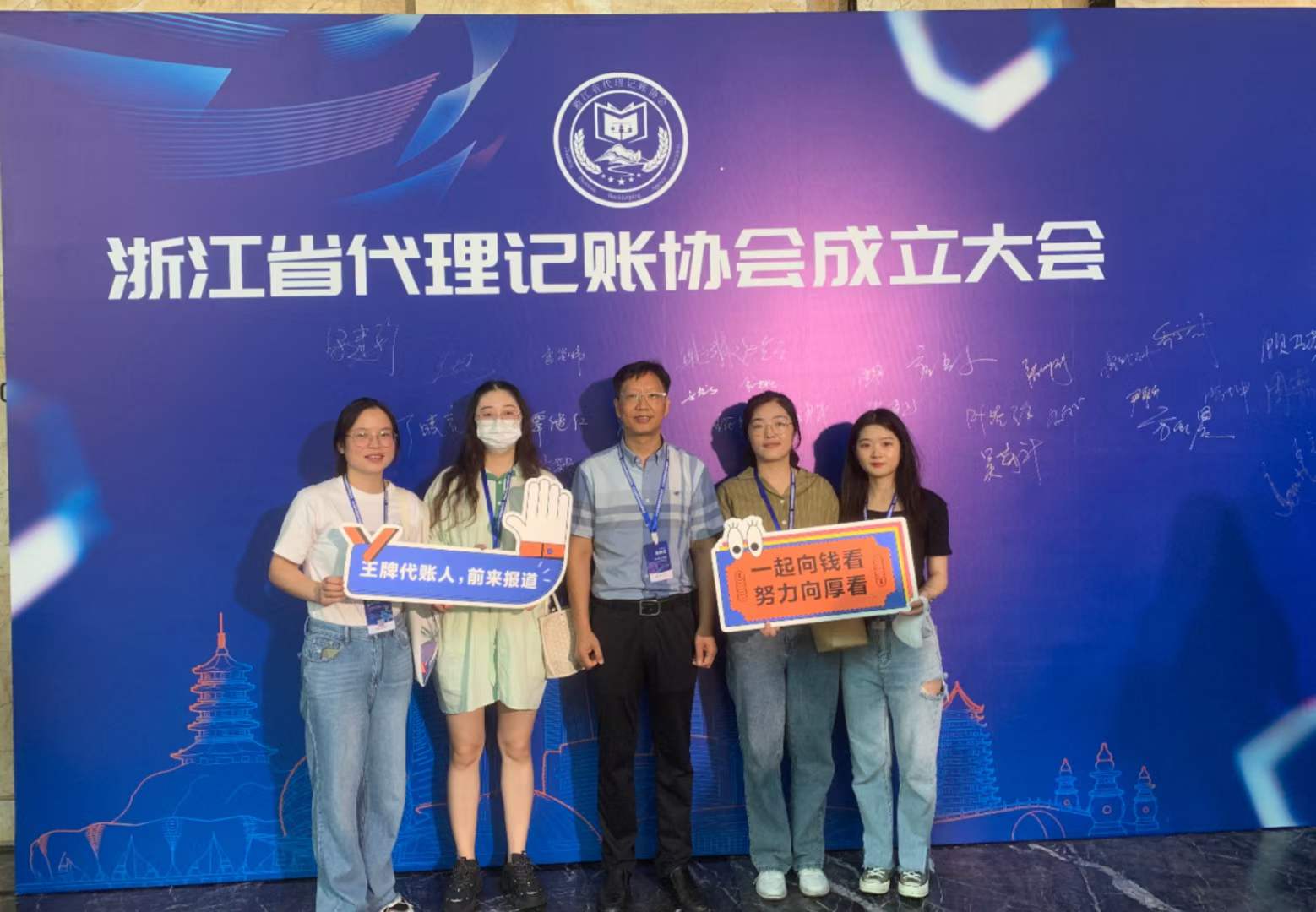 离离暑云散 袅袅凉风起